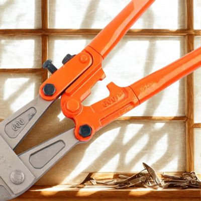 pince-monseigneur-multifonction-vis-orange